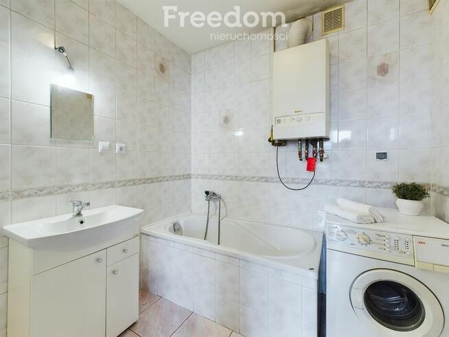 Dwa duże mieszkania i cztery lokale usługowe!