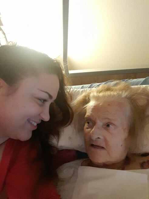 Opiekunka/terapeuta zaopiekuje sie podopiecznym.