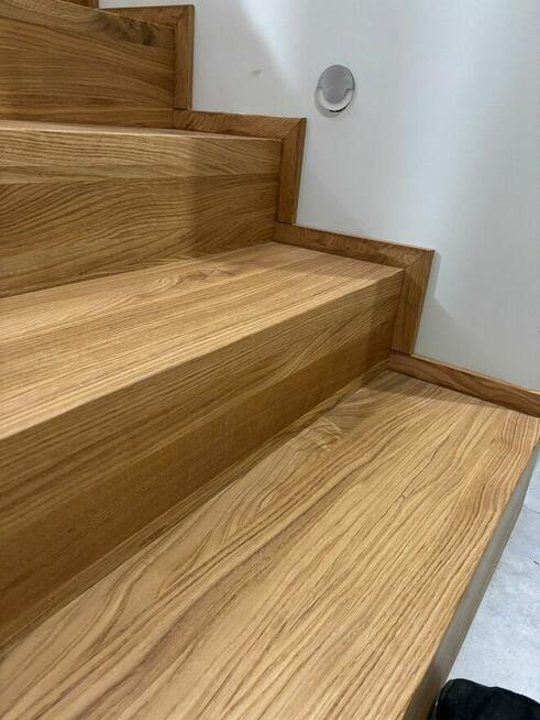 Schody dębowe dywanowe
