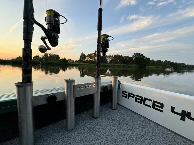 Stojak na wędki do łódki