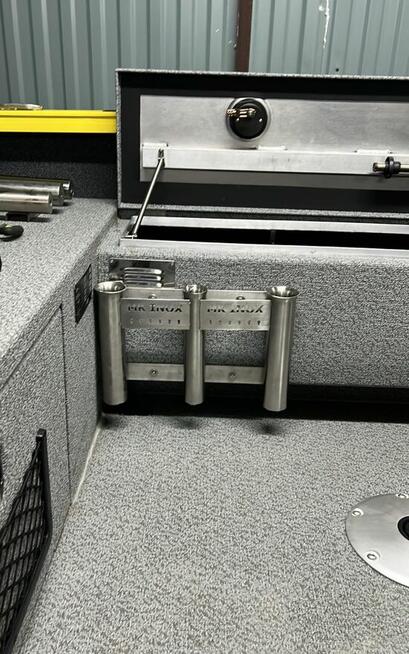 Stojak na wędki do łódki