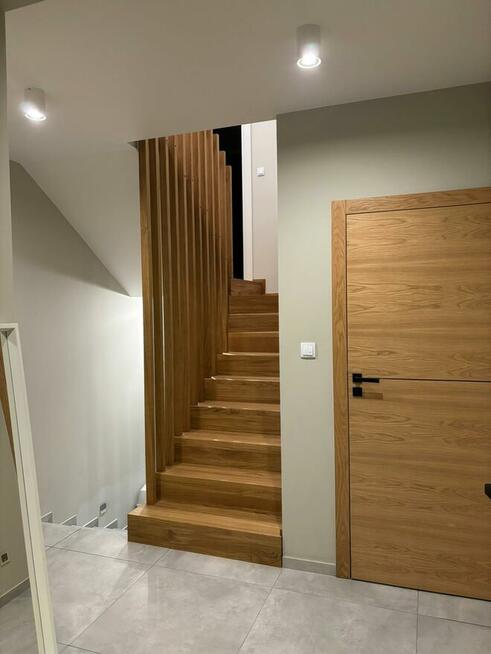 Schody dębowe dywanowe