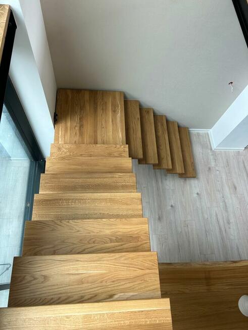 Schody dębowe na metalowej konstrukcji