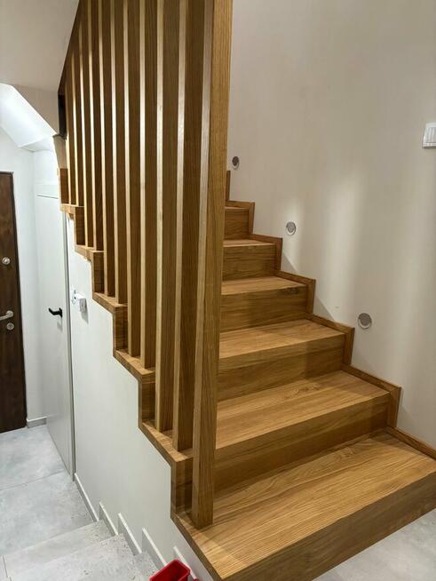 Schody dębowe dywanowe