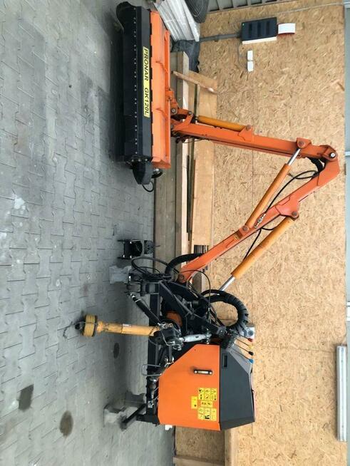 Wysięgnik wielofunkcyjny Pronar WWT480 z głowicą koszącą.