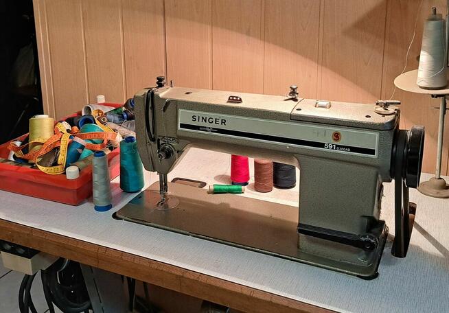 Profesjonalna maszyna do szycia.