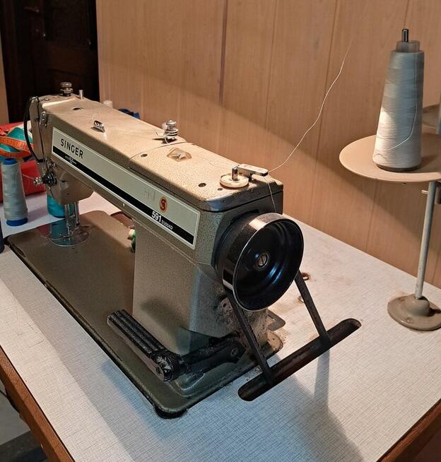 Profesjonalna maszyna do szycia.