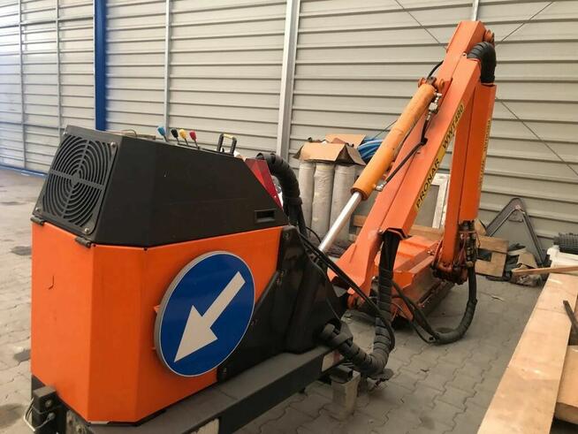 Wysięgnik wielofunkcyjny Pronar WWT480 z głowicą koszącą.