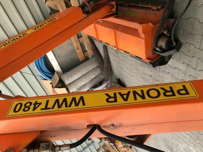Wysięgnik wielofunkcyjny Pronar WWT480 z głowicą koszącą.