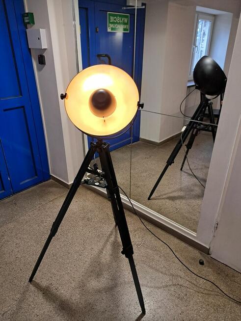 Lampa na trójnogu
