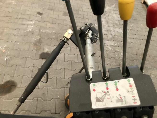 Wysięgnik wielofunkcyjny Pronar WWT480 z głowicą koszącą.