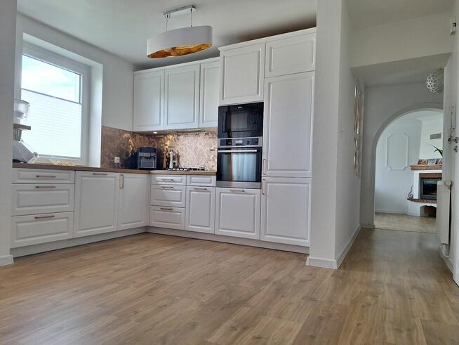 Dwupoziomowe z balkonem, kominek, klimatyzacja