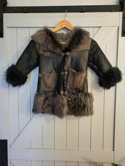 Kożuszek z kapturem na 3-4 latka Stan BDB