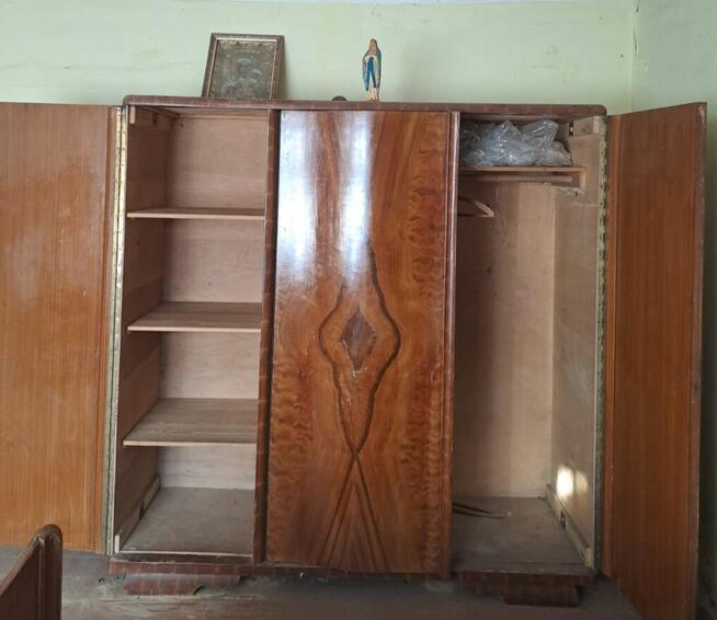 Drewniana szafa trzydrzwiowa