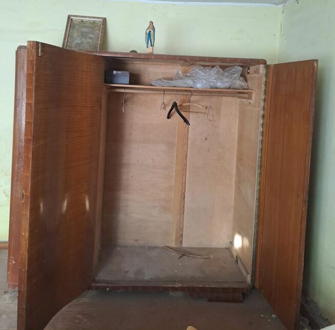 Drewniana szafa trzydrzwiowa