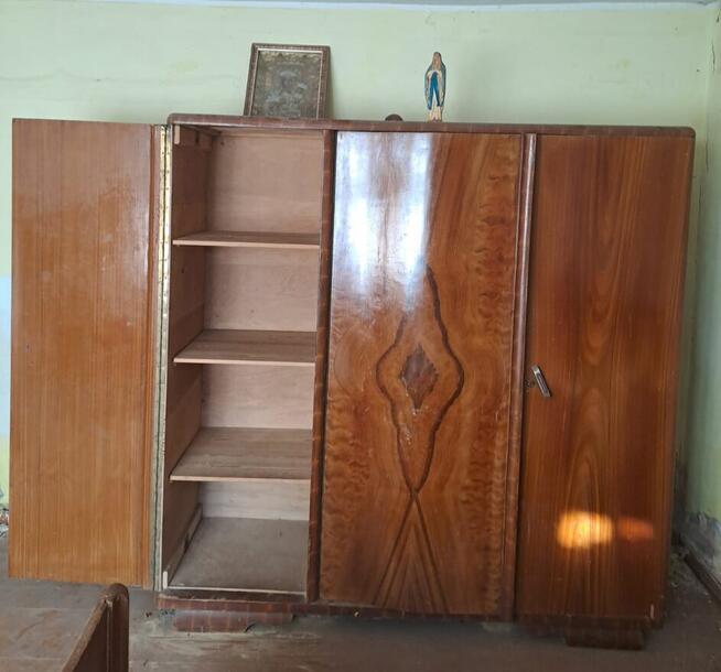 Drewniana szafa trzydrzwiowa