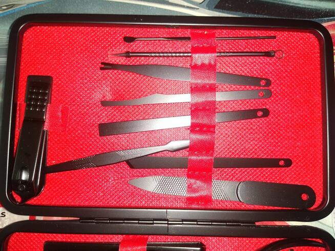 Akcesoria do paznokci w etui, 15 szt, 20 zł.