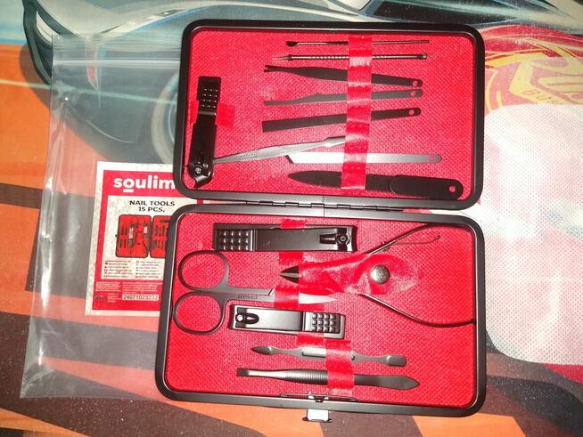 Akcesoria do paznokci w etui, 15 szt, 20 zł.