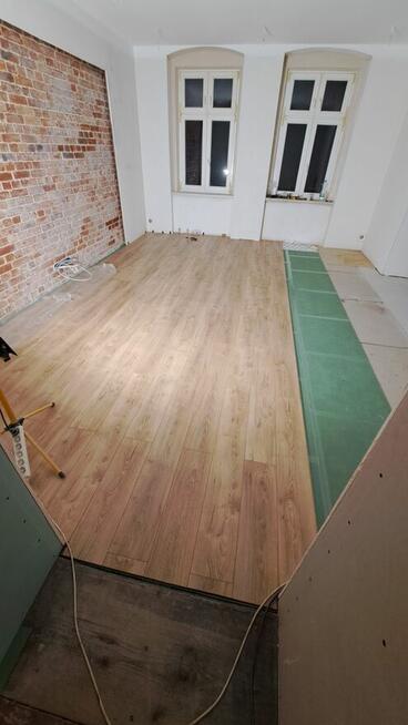 Montaż paneli podłogowych SZYBKO SOLIDNIE