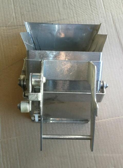 Maszyna pakująca, paczkarka, pakowaczka części.