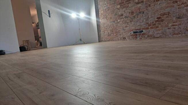 Montaż paneli podłogowych SZYBKO SOLIDNIE