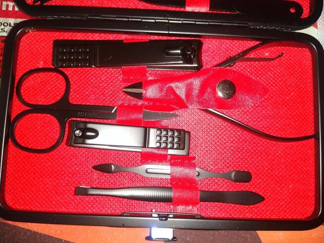 Akcesoria do paznokci w etui, 15 szt, 20 zł.