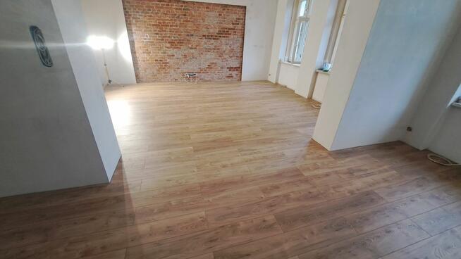 Montaż paneli podłogowych SZYBKO SOLIDNIE