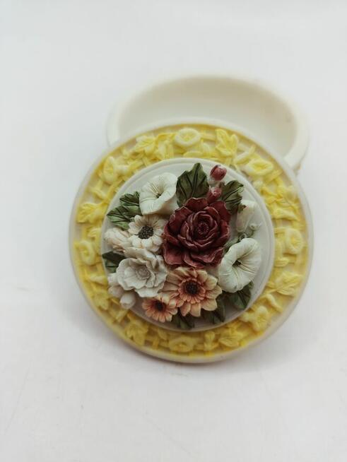 Puzderko szkatułka na drobiazgi piękny bukiet niezwykłych kw