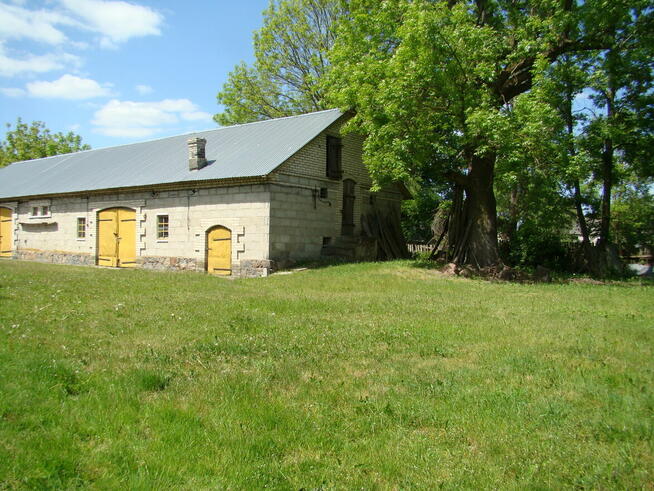 Sprzedam dom z zabudowaniami.