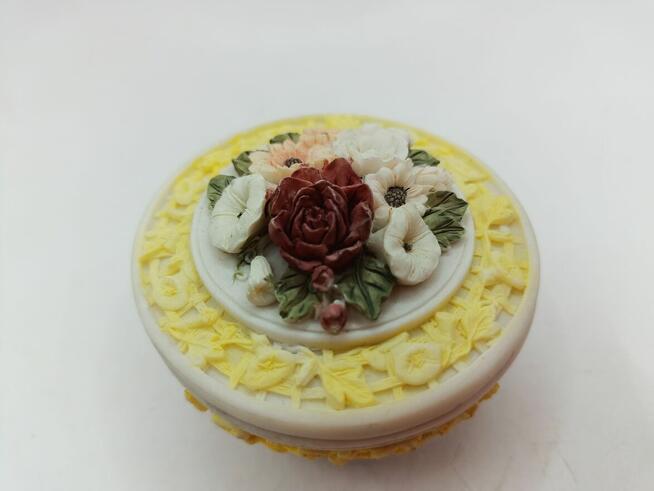 Puzderko szkatułka na drobiazgi piękny bukiet niezwykłych kw