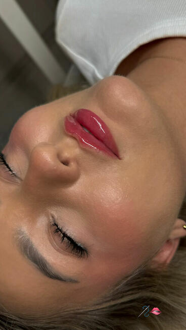 Przedłużanie rzęs / modelowanie ust