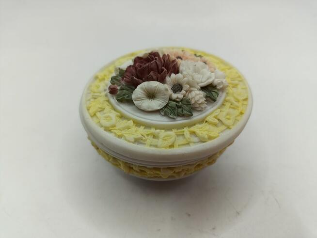 Puzderko szkatułka na drobiazgi piękny bukiet niezwykłych kw