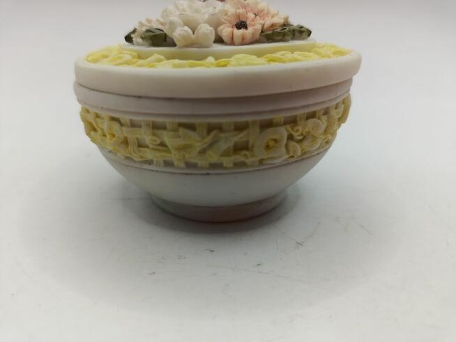 Puzderko szkatułka na drobiazgi piękny bukiet niezwykłych kw