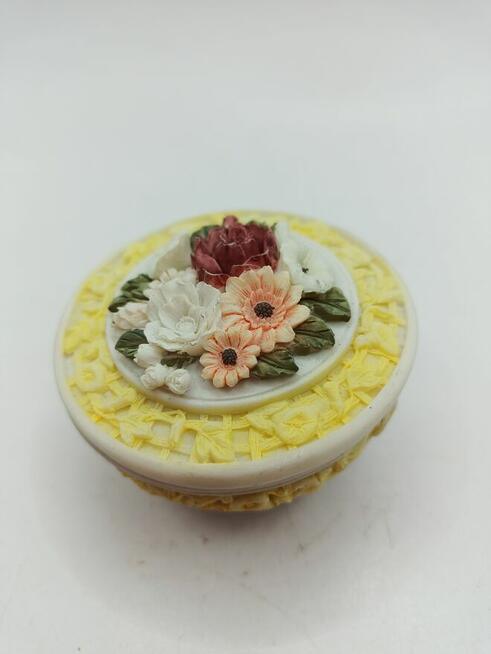 Puzderko szkatułka na drobiazgi piękny bukiet niezwykłych kw