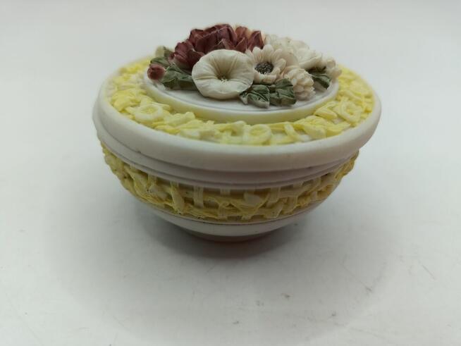 Puzderko szkatułka na drobiazgi piękny bukiet niezwykłych kw