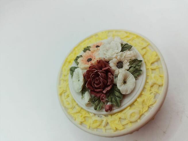 Puzderko szkatułka na drobiazgi piękny bukiet niezwykłych kw