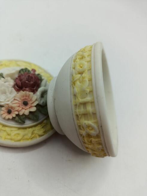 Puzderko szkatułka na drobiazgi piękny bukiet niezwykłych kw