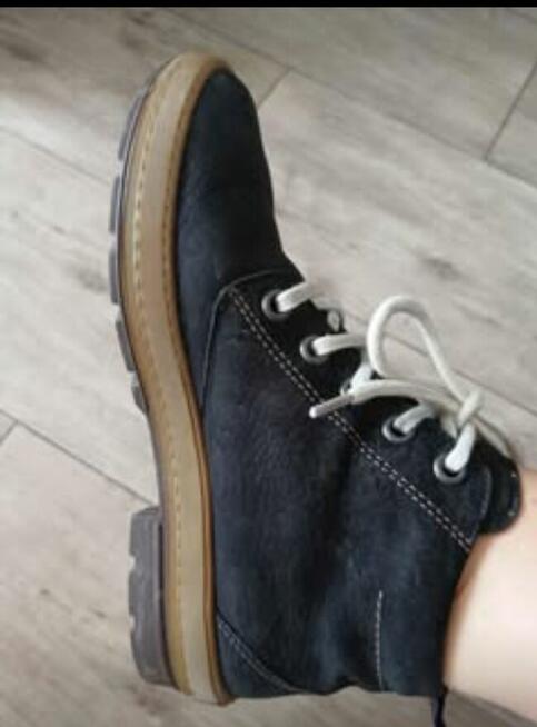 Wyprzedaż, ubrania, buty narciarskie, łyżwy, butla na soki