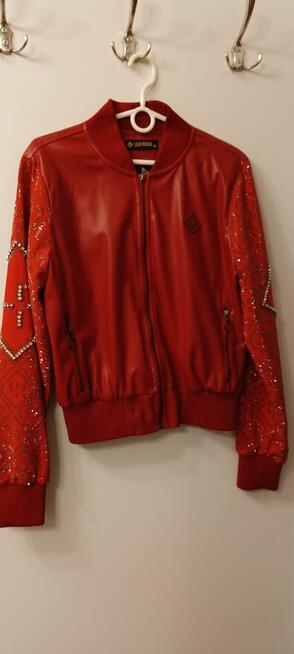 Wyprzedaż, ubrania, buty narciarskie, łyżwy, butla na soki