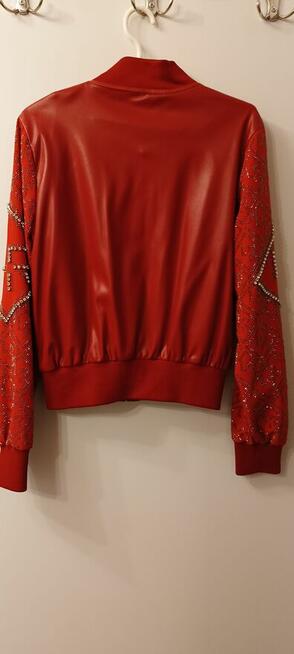 Wyprzedaż, ubrania, buty narciarskie, łyżwy, butla na soki