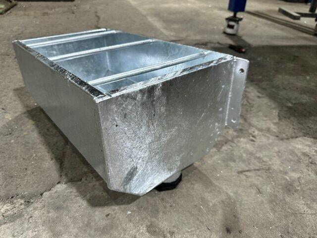 Karmidło żłób dla koni poidło żłób metalowy