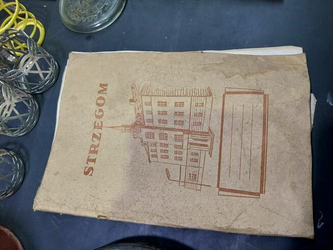 Zabytkowe przedmioty PRL KOMUNA dzbanek koło wózka lokówka