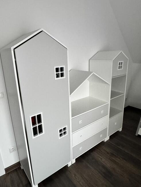 Meble dzieciece biale szare domki miasto lozko lampa tipi