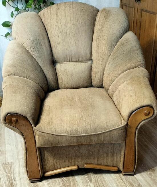 Dwa fotele wypoczynkowe kolor beżowy, drewno orzech