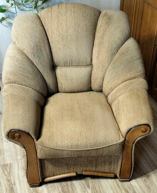 Dwa fotele wypoczynkowe kolor beżowy, drewno orzech