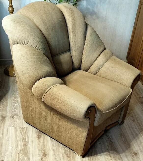 Dwa fotele wypoczynkowe kolor beżowy, drewno orzech