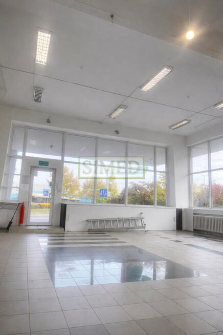 Parter , witryny ,parking , wysokość 4,5m ,reklama