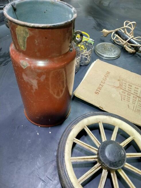 Zabytkowe przedmioty PRL KOMUNA dzbanek koło wózka lokówka