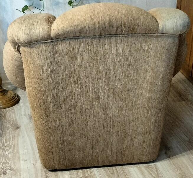 Dwa fotele wypoczynkowe kolor beżowy, drewno orzech