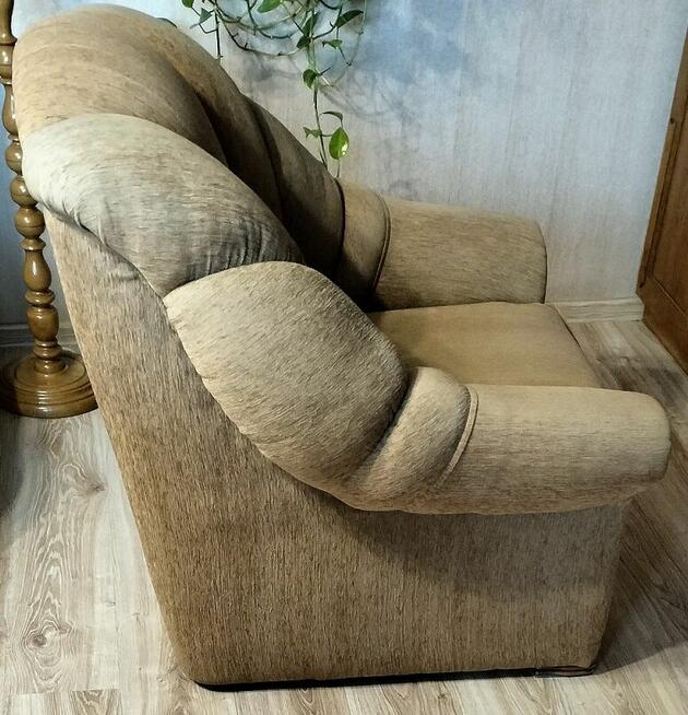 Dwa fotele wypoczynkowe kolor beżowy, drewno orzech